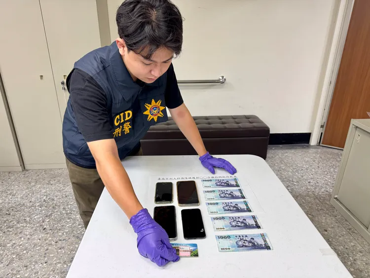 警方7、8月間前往高雄、台中逮人，起出手機、現金等贓證物。讀者提供