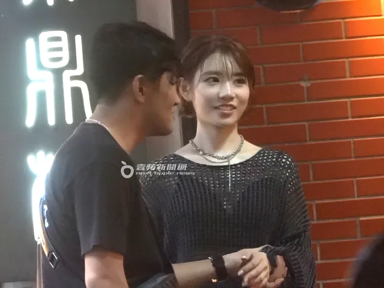 他一路上都陪伴著河北彩伽，不僅拎零食伺候，還不忘牽牽小手手。特勤中心攝