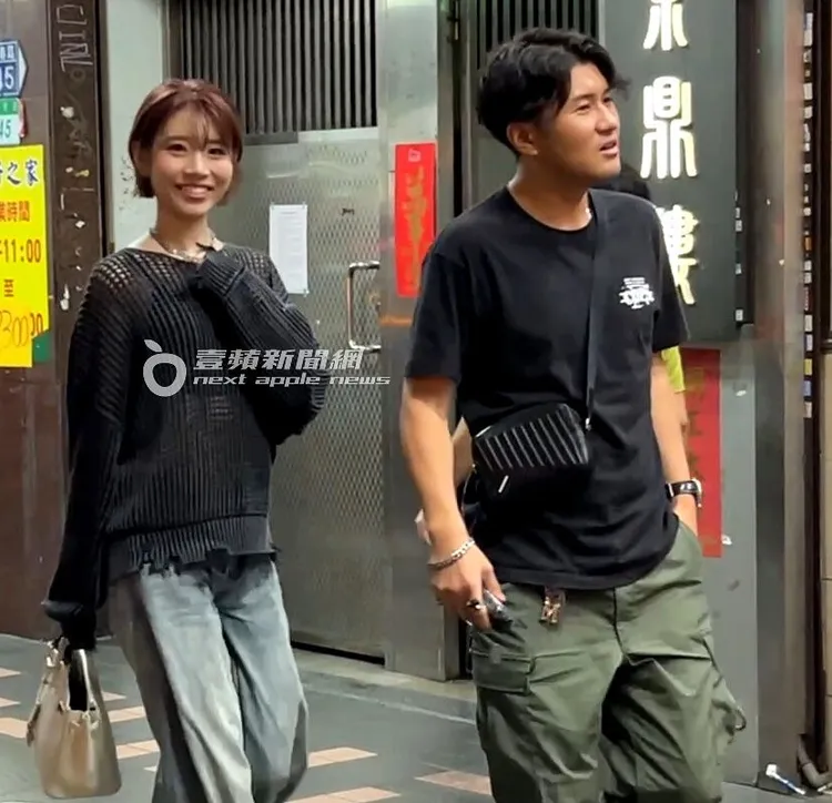 晚間7點，河北彩伽跟打扮有型的男伴一起搭遊覽車到中山區長春路「雞家莊」下車。特勤中心攝