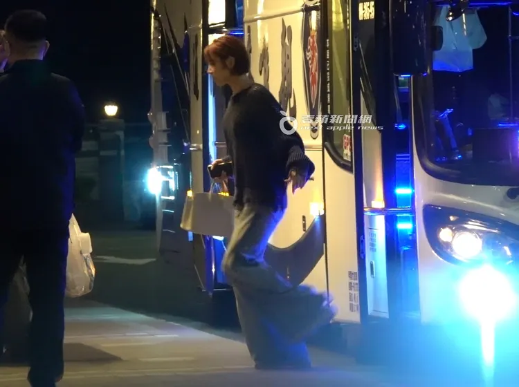 河北彩伽下車緊跟著男伴走進飯店休息。特勤中心攝