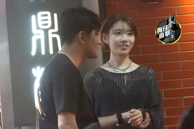 河北彩伽（右）與日籍護花使者黏TT，公然打情罵俏牽手調情。特勤中心攝