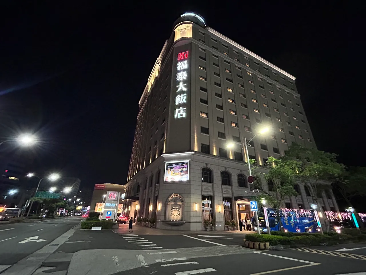 AV女優們入住汐止「福泰大飯店」。特勤中心攝