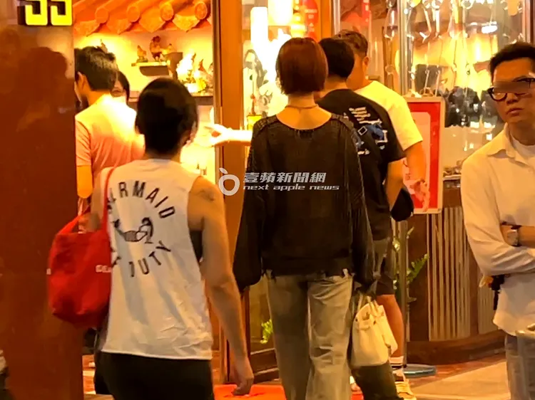 河北彩伽和日本小男友走進長春路「雞家莊」共進晚餐慶功。特勤中心攝