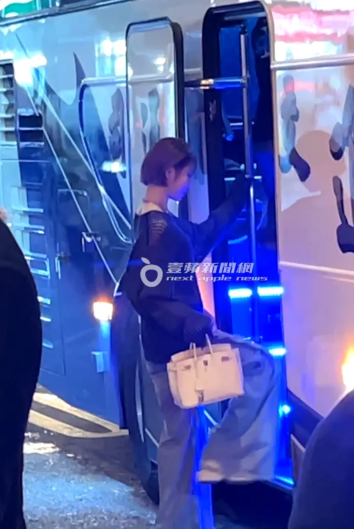 河北彩伽拎愛馬仕包和男伴上車準備回飯店。特勤中心攝