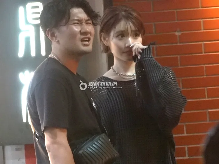 河北彩伽與男伴默契十足暢聊，看來頗為登對。特勤中心攝