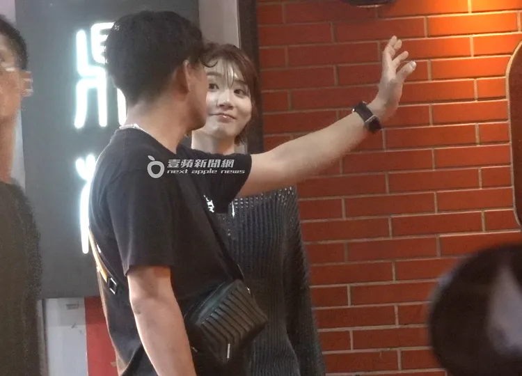 河北彩伽用深情眼神看男伴，他逗得她笑開懷。特勤中心攝