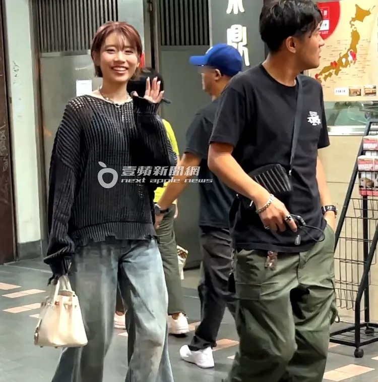 河北彩伽見到迷妹拍照親切打招呼寵粉。特勤中心攝