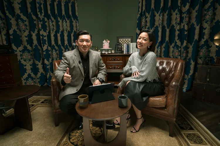 陳妤（右）戲裡訪問杜汶澤。牽猴子提供