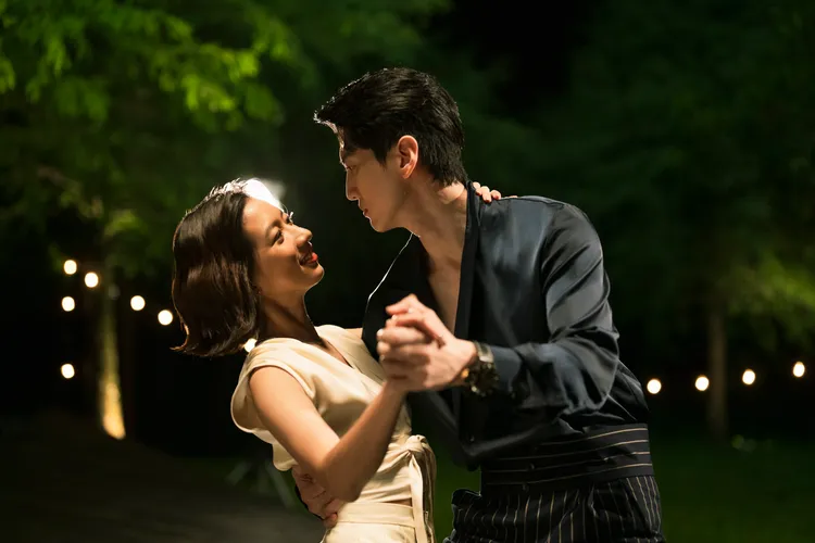 孫沁岳（右）是AI神與陳妤有床戲。牽猴子提供