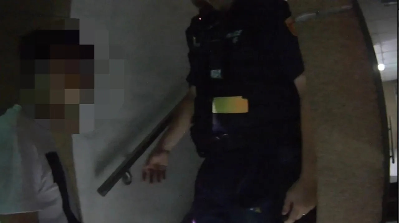 警员在社区楼梯间发现吸毒摔倒的李姓男子。桃园警分局提供
