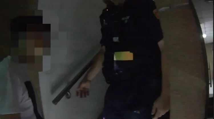 警員在社區樓梯間發現吸毒摔倒的李姓男子。桃園警分局提供