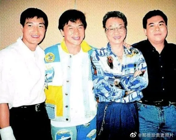 盧惠光（左起）、成龍、金牌經紀人陳自強、段偉倫合照。翻攝那些珍貴老照片微博