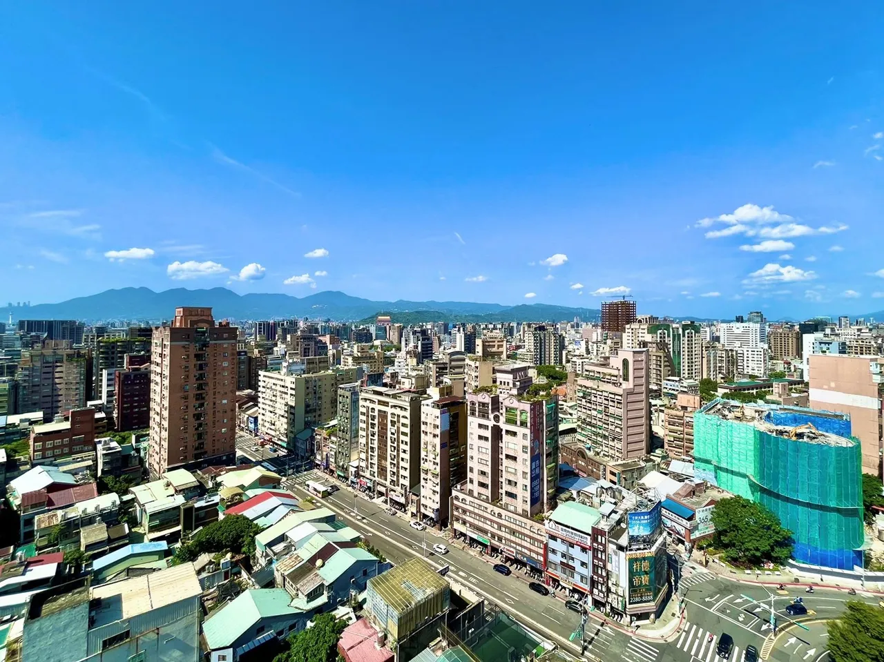 实价登录显示,大同区近一年屋龄5年以下的住宅交易占比超过3成。永庆分析,受益于危老都更,大同区区内新建案供给稳定,再加上价格相对较低,使得交易热。永庆房产集团提供