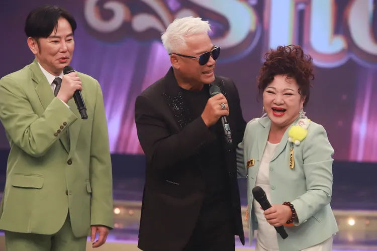 白冰冰（右一）回憶在機場對巫啟賢（中）大唱：「我需要你、我愛你。」才邀請到他上節目，左一為陽帆。民視提供