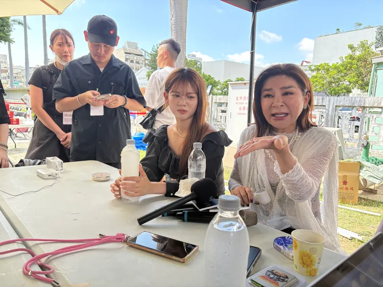 王彩樺（右）曾借一些錢給澎恰恰。王思穎攝影