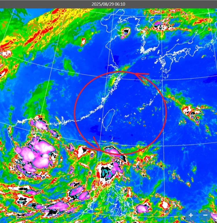 目前台灣上空逆時針旋轉雲系的特徵明顯，由顏色判斷，主要是中高層雲，又說是高層「冷心低壓」。翻攝自鄭明典臉書