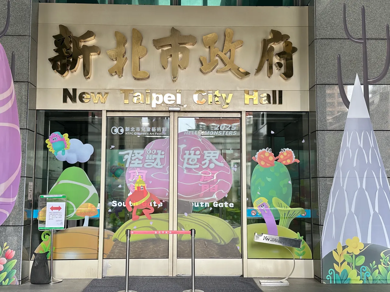 新北市府秘書處表示將加強停車場巡檢,對於過夜車輛貼告示警告,屢勸不聽者將取消停車權。曾佳俊攝