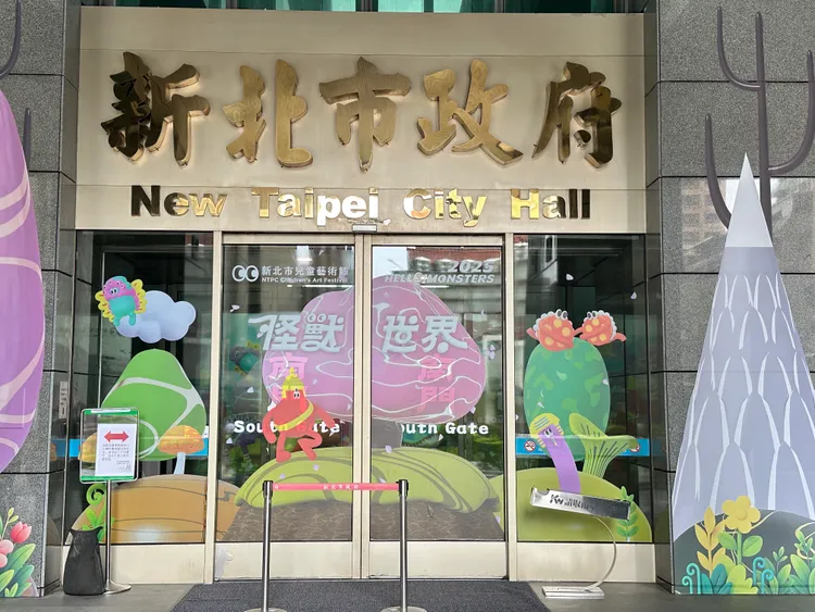 新北市府秘書處表示將加強停車場巡檢，對於過夜車輛貼告示警告，屢勸不聽者將取消停車權。曾佳俊攝