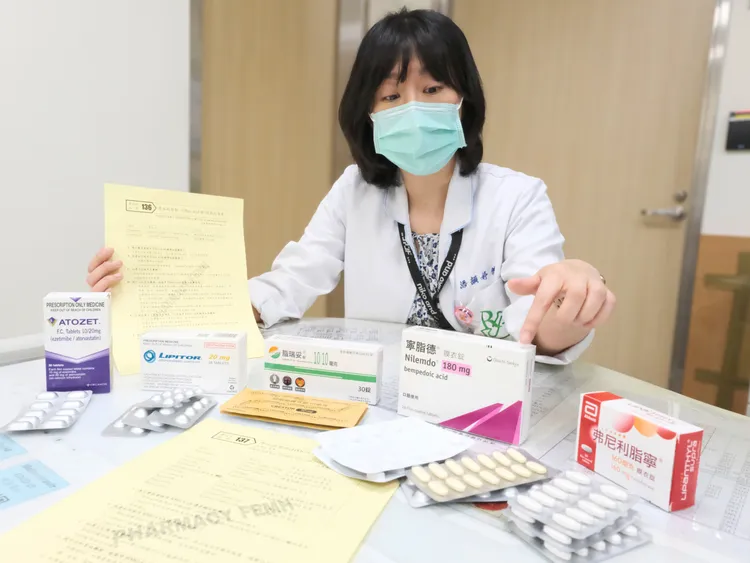 亞東醫院藥學部提供專業的降血脂藥物指導與諮詢服務，幫幫助患者掌握正確用藥方式。亞東醫院提供