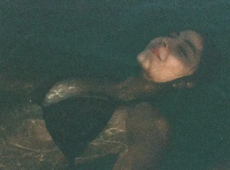 若盈仰泳在海面上，雙峰隨之浮出水面，相當性感。翻攝自若盈IG