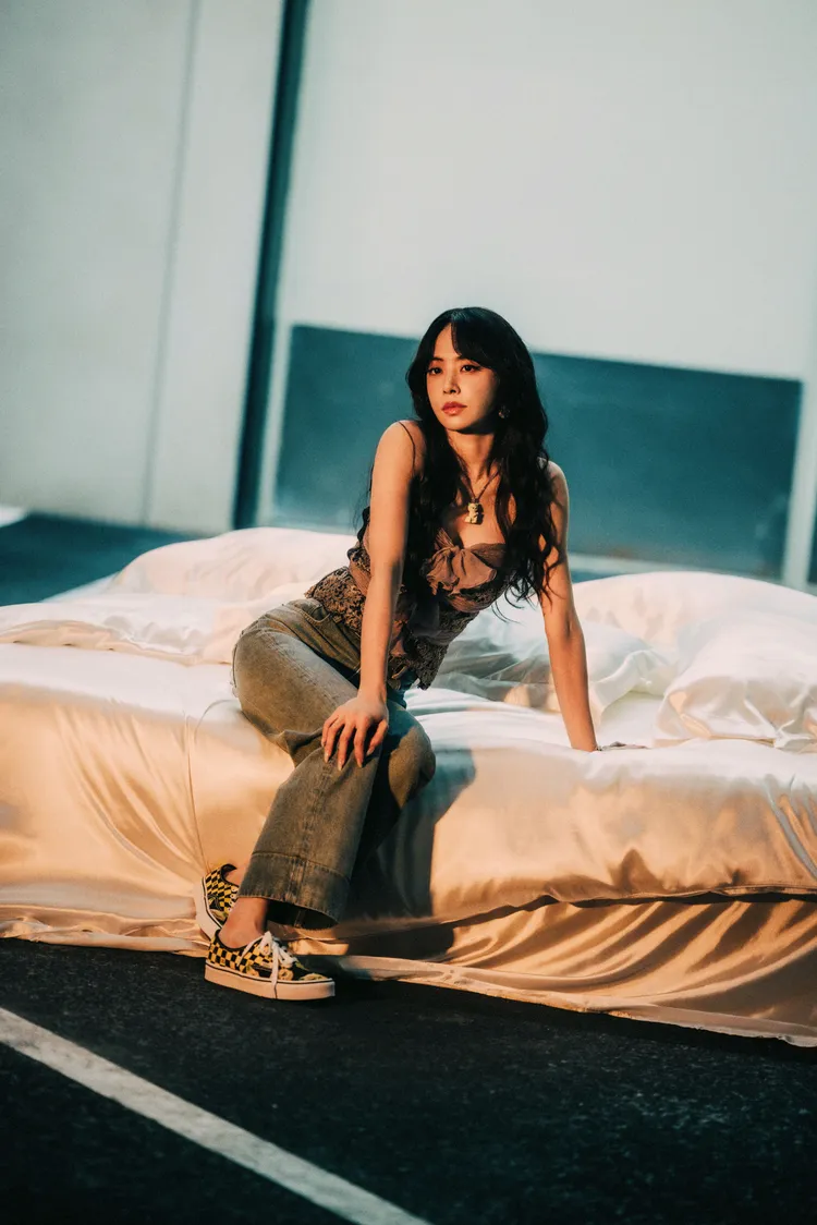 蔡依林也穿著蝴蝶結吊帶背心搭配直筒牛仔褲，腳上的ALENTINO X Vans聯名鞋也很搶鏡。品牌提供