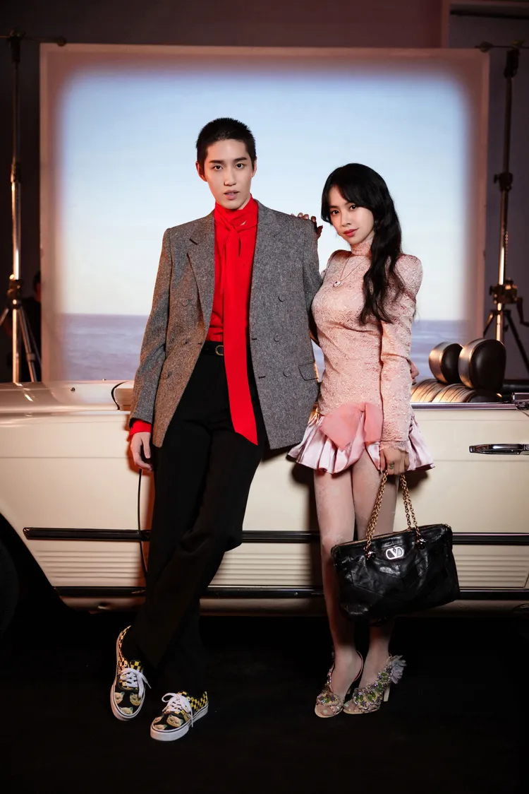 蔡依林在MV中換上VALENTINO秋冬系列的雕花洋裝配上全新Panthea包款。品牌提供