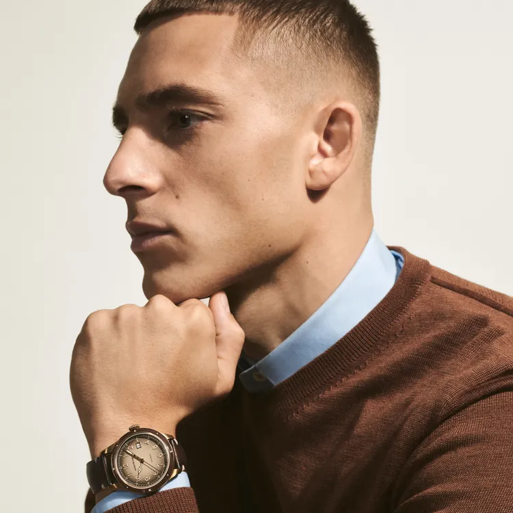 萬寶龍推出1858系列日期顯示自動零氧腕錶。品牌提供