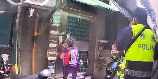 士林89歲老婦迷途走到大同區 警車護送返家
