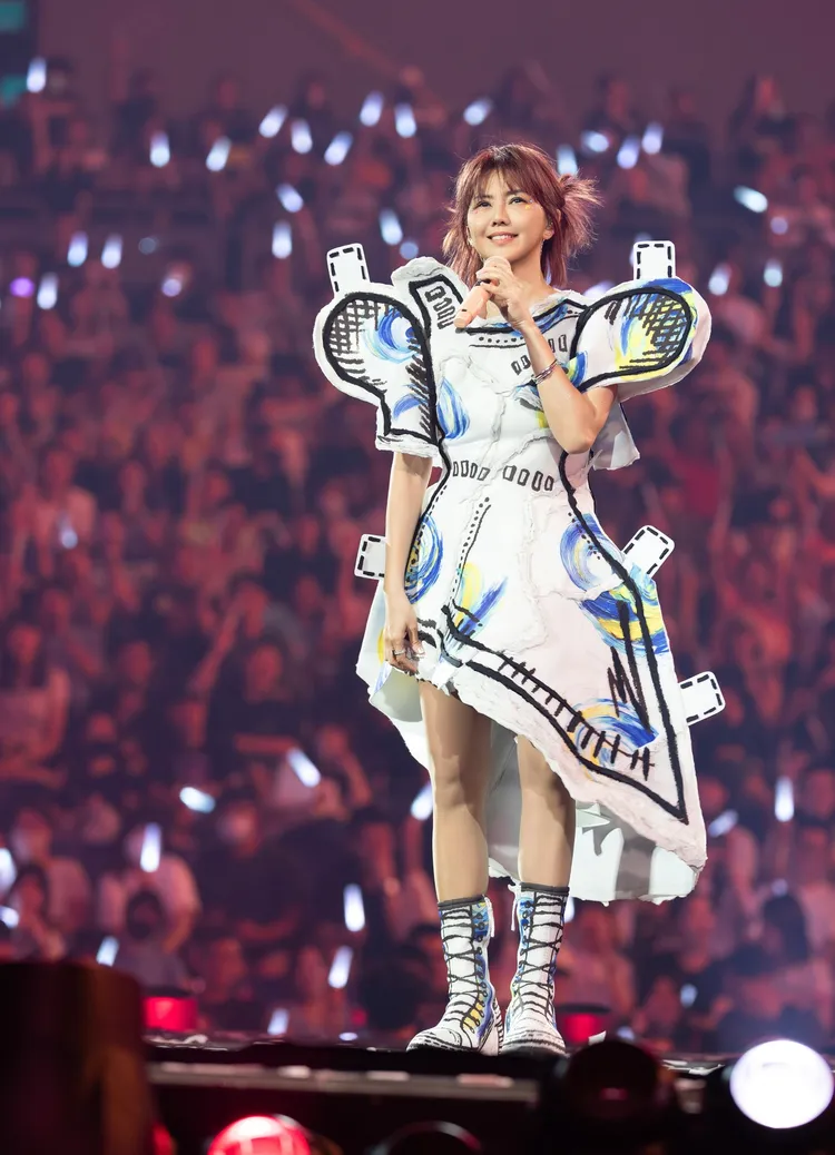 有粉絲幫女兒做了一套跟孫燕姿ㄧ樣的演唱會服裝縮小版，可愛破表。Make Music提供