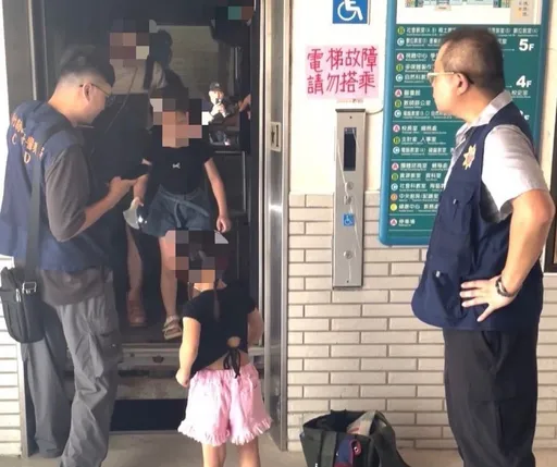 投開票所電梯故障!2大2小受困 竹北警即刻救援