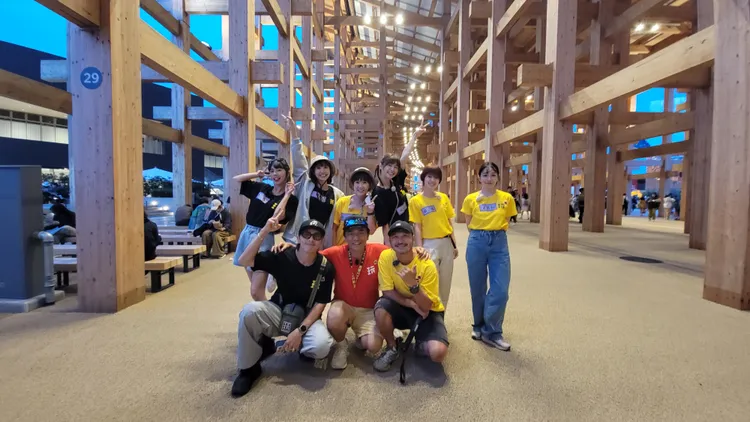 簡廷芮（後排左起）、粿粿、孫可芳、林舒語、嚴正嵐、梁凱莉、坤達（前排左起）、吳宗憲、KID等前進世界博覽會Tech World館。綜藝玩很大提供