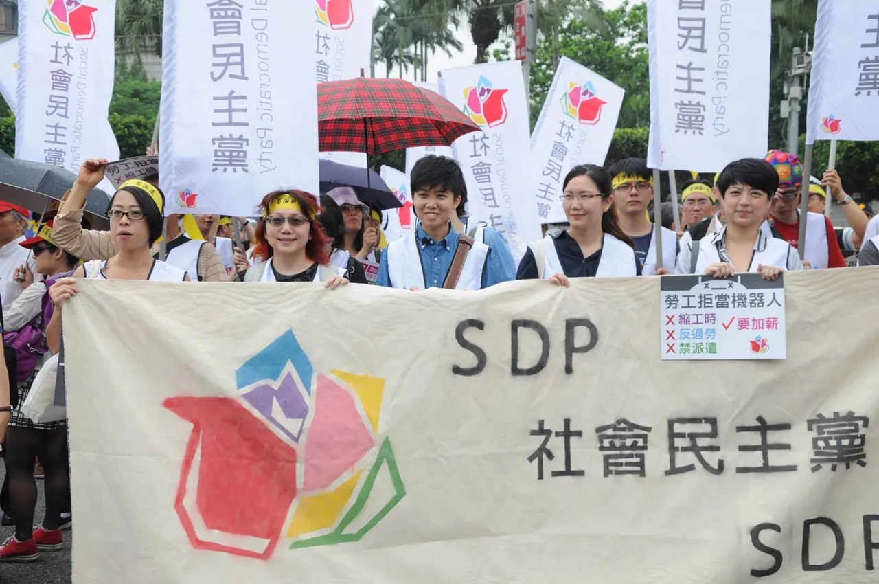范云表示,在当时的时间点,进入国会、让本土势力能够超过国会半数,更符合自己的从政初衷。取自范云脸书