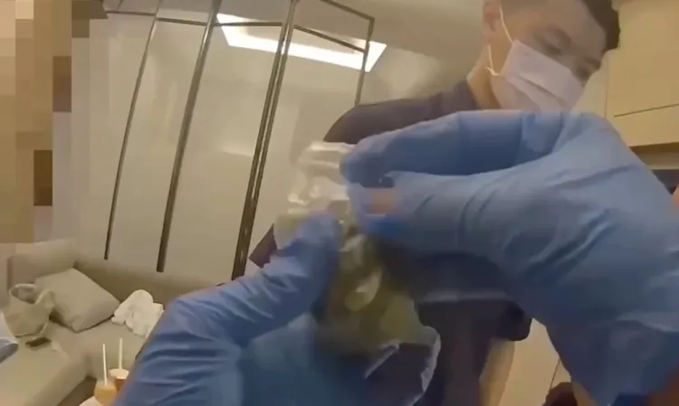 警方於房間內發現毒品。警方提供