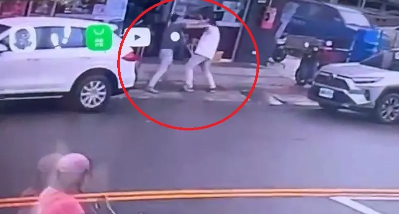 黄嫌与詹男在超商外扭打,2人一路打到超商内,黄嫌持刀行凶。民众提供