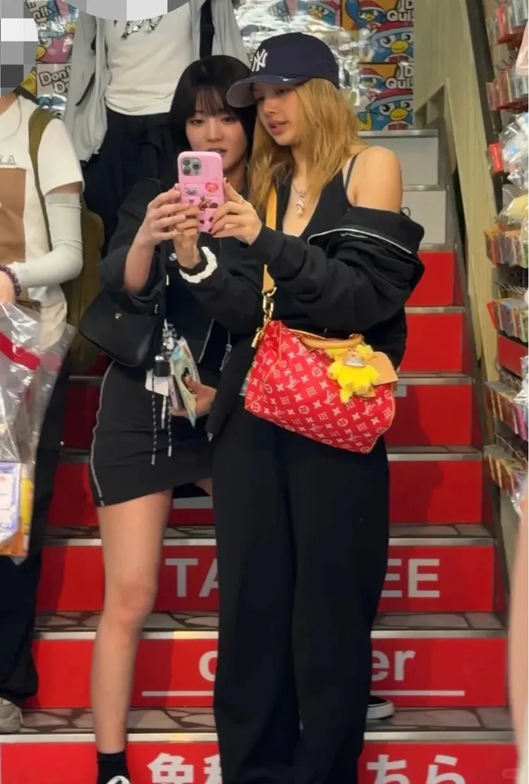 Lisa和Minnie一起看著手機討論。翻攝小666啊小紅書