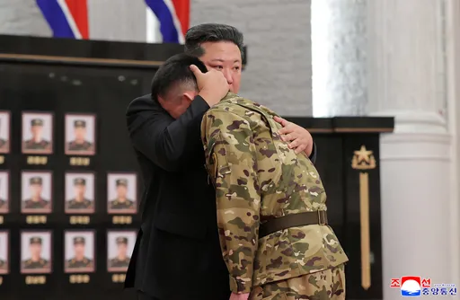 金正恩哭了!跪地追悼援俄阵亡将士 拥抱遗属激动泛泪