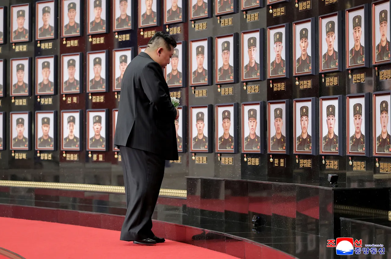 金正恩在陣亡將士遺照前致意。路透社