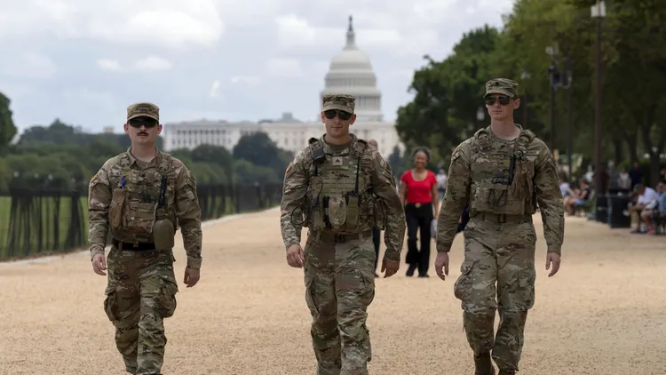 川普將國民兵部署至華盛頓，以強化當地治安。後方為國會大廈。美聯社
