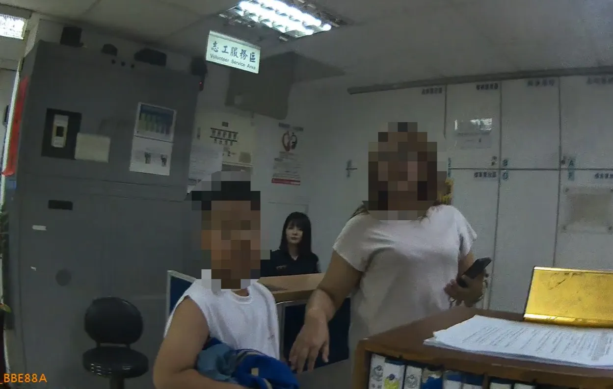 女老师赶到警局将学童安全接回,感谢警方帮忙。翻摄画面