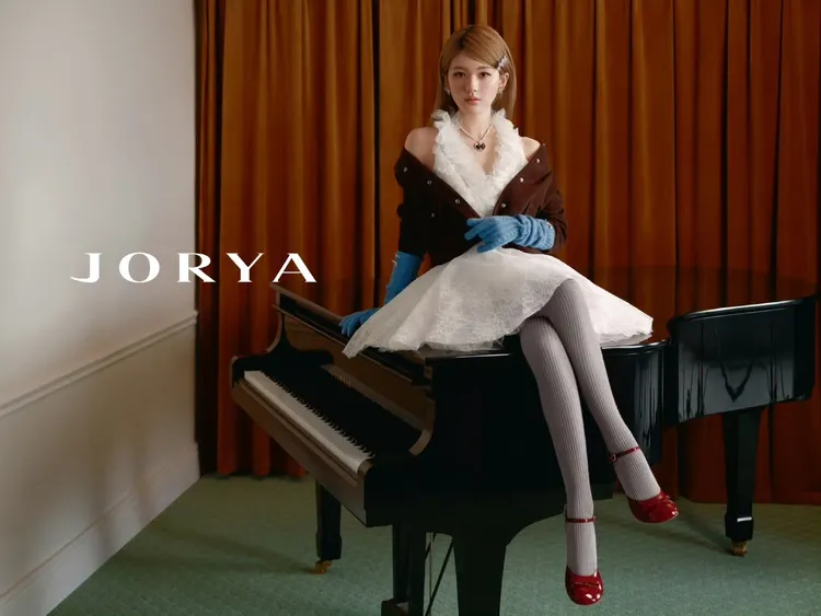 趙露思將蕾絲蓬裙混搭麂皮夾克。翻攝JORYA微博