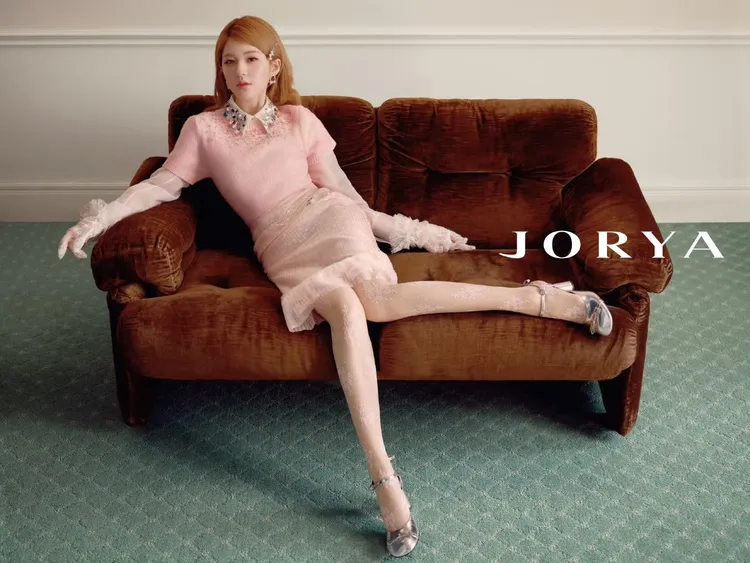 趙露思以粉色針織上衣搭配銀色高跟鞋，甜美又有個性。翻攝JORYA微博