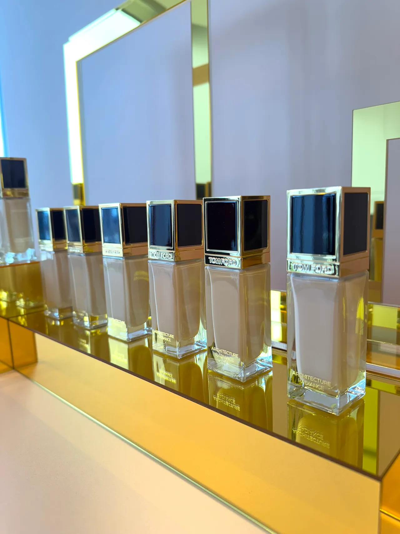 TOM FORD立体光影奢华水光粉底液共14色,各3350元。张家玲摄