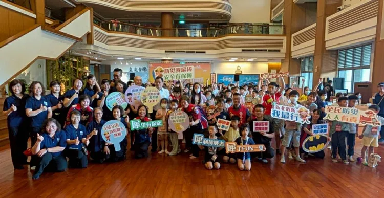 新北消防局透過夏令營辦理演譯話劇及有獎徵答，吸引學童的目光，將可能遭遇的問題連結至品德教育核心理念，寓教於樂。翻攝畫面