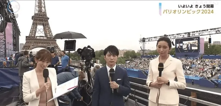 中川安奈（左）身穿白色西裝內搭米色上衣轉播巴黎奧運開幕式，因光線影響讓觀眾出現「裸體」的錯覺。翻攝NHK