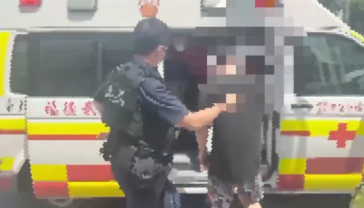 警方協助梅男送醫。警方提供