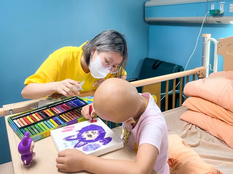 Sabrina在色彩與線條的交會中傳遞希望，鼓勵同樣面臨挑戰的孩子們透過創作找回勇氣。業者提供