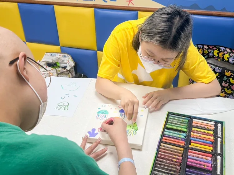 Sabrina亦將創作熱情延伸至病房之外，走訪中部多家醫學中心，與病童及醫護人員共同創作。業者提供