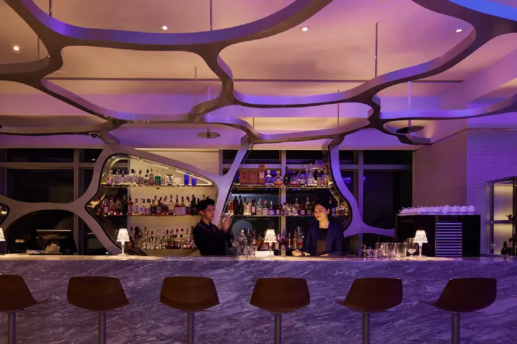 擁有極致景色的雲垂樓融合在地食材與國際美學，提供精緻早餐、早午餐與下午茶；夜晚則轉為靜謐酒吧，讓旅人在光影流動中細品風味。業者提供