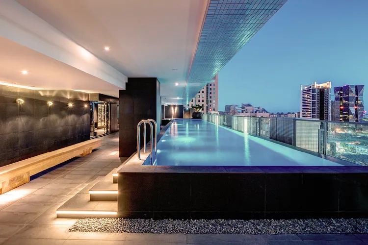 設施以放慢節奏為設計理念，半露天泳池、三溫暖與蒸氣室隱身一隅，為身心卸下喧囂；健身房配備義大利Technogym設備，在律動中調和自我節奏。業者提供