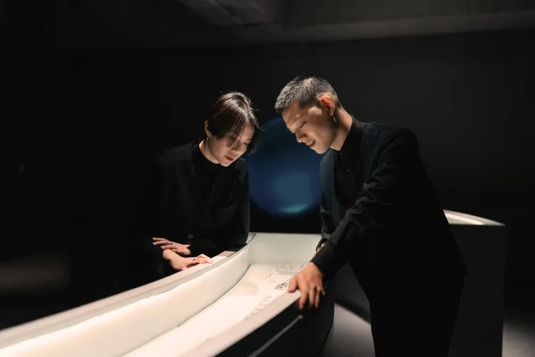 作為全台唯一設有自營美術館的奢華酒店，THE AMNIS然一酒店攜手ALIEN Art Centre金馬賓館當代美術館，引領旅人走入歷史空間，透過當代藝術策展，開啟一場關於生活與靈感的深層對話。業者提供